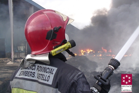 Los bomberos del Consorcio Provincial llevan 24 horas tratando de apagar el incendio de Vall d'Alba. | E.M.