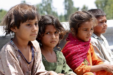 Nios pakistanes esperan para recibir bolsas de ayuda humanitaria | EFE
