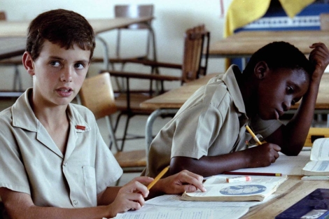 Dos nios, uno blanco y otro negro, estudian en el colegio | Reuters