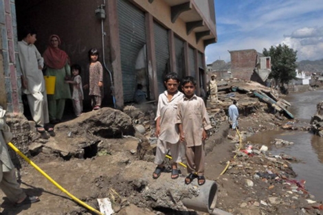 Dos nios en Tahirabad, barrio arrasado por las inundaciones. | Save the Children