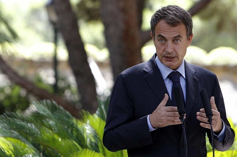 Zapatero comparece ante los medios tras despachar con el Rey en Marivent. | Efe