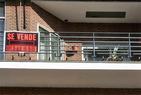 Cartel de 'Se vende' en una vivienda de Madrid. | Alberto Cuéllar