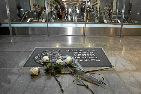 Placa de homenaje a las vctimas del accidente en Barajas. | Diego Sinova