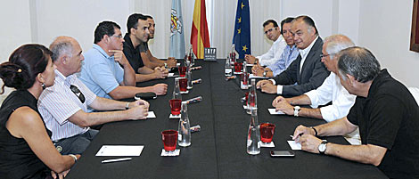Reunin de Pons y el presidente de Melilla con sindicatos policiales. | Efe