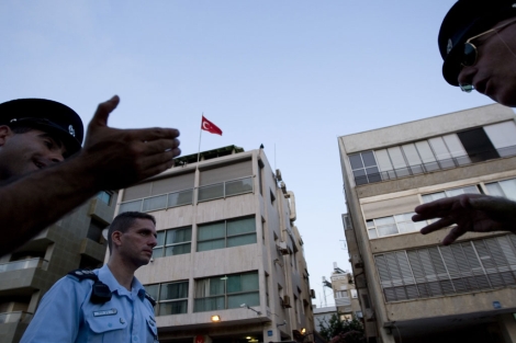 Policas delante de la embajada turca en Tel Aviv.| Ap