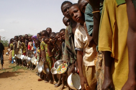 Un grupo de nios esperan para recibir una racin de alimentos en Nger | EFE