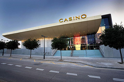 Entrada principal del nuevo ediricio del casino de Valencia. | E.M.