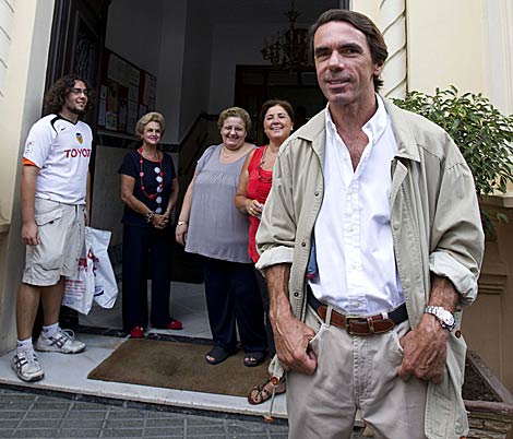 Jos Mara Aznar, durante su paseo por Melilla. | Efe