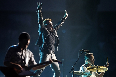 Bono durante su actuacin en Francfort en agosto. | Reuters