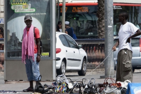 Vendedores ambulantes en el puerto olmpico de Barcelona | Efe