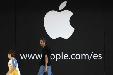 Plafn que anuncia la apertura de una Apple Store en La Maquinista. | Antonio Moreno