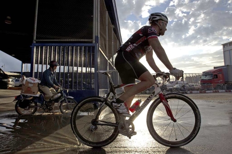 Un ciclista cruza la frontera melillense, este jueves. | Efe