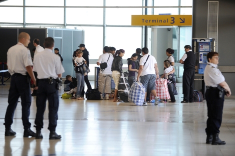 Los rumanos repatriados esperan en el aeropuerto de Lyon. |