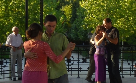 Unas parejas bailan en la pista de la milonga del Templete del Retiro. | C.A.