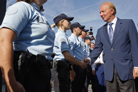 El ministro del Interior francs, Brice Hortefeux, con varios policas. | AP
