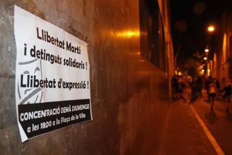 Los carteles que anunciaban la convocatoria, anoche en Grcia. | ACN
