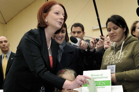 La Primera Ministra, Julia Gillard, deposita su voto. | Afp