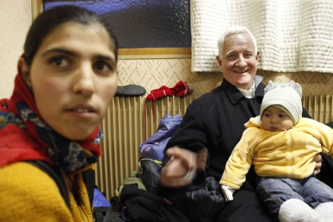 Arthur Hervet junto a una familia gitana en Villeneuve d' Ascq en el norte de Francia.| Reuters