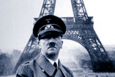 Adolf Hitler durante su visita a París en 1940