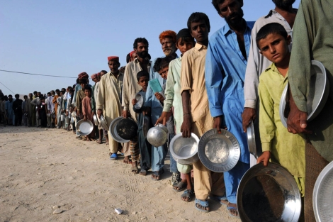 Un grupo de supervivientes estn esperando su turno para recibir alimentos. | Afp photo