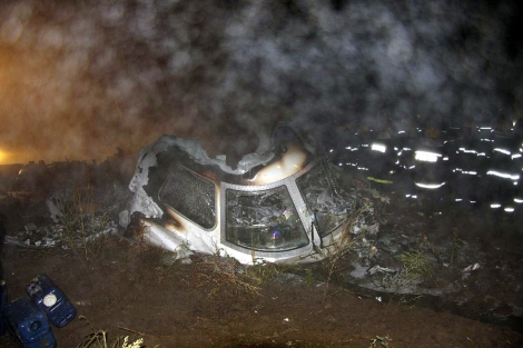 Imagen del accidente de avin capturada con un telfono mvil. | Reuters