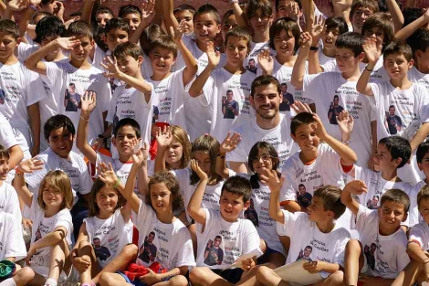 Iker Casillas visita el campus de ftbol de Venero Claro (vila). | R. Muoz