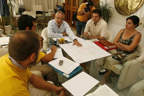 El alcalde cordobs y los usuarios del parque durante su reunin en el Ayuntamiento. | Madero Cubero
