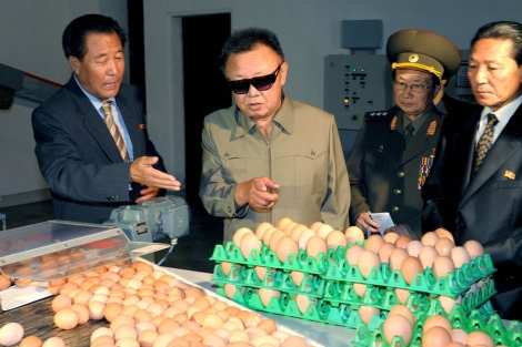 El lder de Corea del Norte, Kim Jong Il, visita una fbrica de huevos en Corea del Norte. | Ap