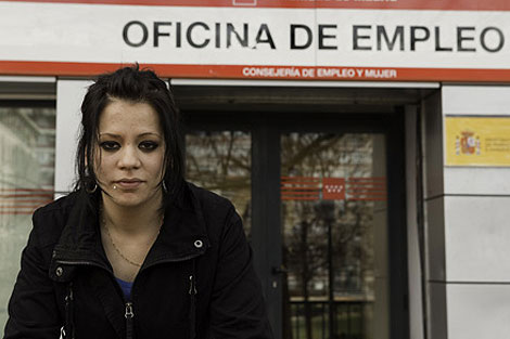 Una joven frente a una oficina del Inem el pasado mes de febrero. | Gonzalo Arroyo
