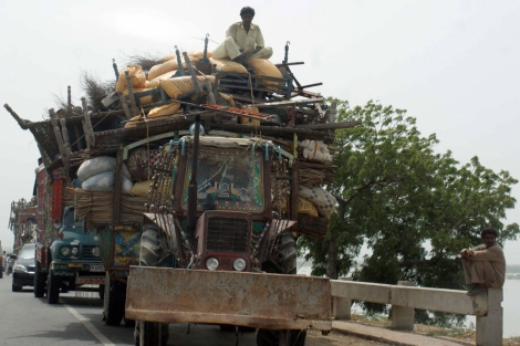 Paquistanes de Sindh se trasladan a lugares ms elevados con todas sus pertenencias. | Efe