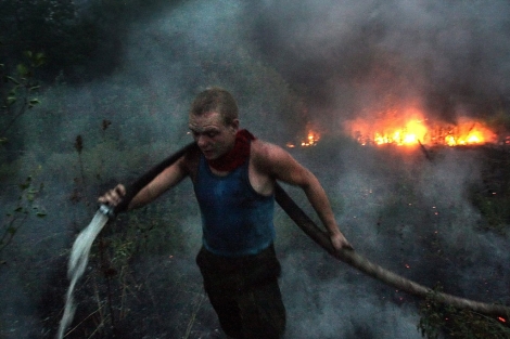Un hombre trabaja en las labores de extincin de un incendio en Rusia. | Efe