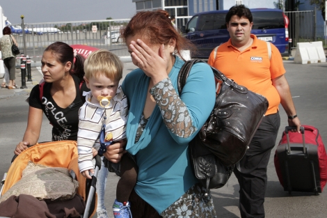 Llega a Madrid una de las familias de gitanos deportados. | AP
