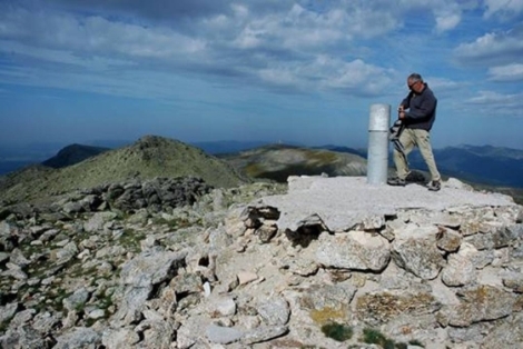 Un excursionista en la cima de Cabeza de Hierro Mayor. | Marga Estebaranz