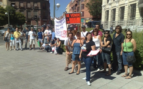 Imagen de la concentracin de los inquilinos afectados por la subasta de la EMVS, esta maana, delante de la sede de la EMVS de Madrid. | Elmundo.es