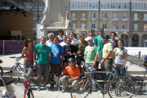 Los participantes en la iniciativa, en la Plaza de María Pita en A Coruña. | M. N.