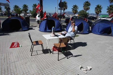 Un sindicalista en mitad del campamento solidario de la plantilla municipal. | Francisco Ledesma