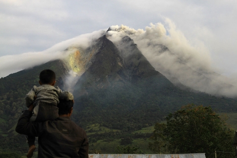 El volcn Sinabung, de 2.451 metros de altitud entr en erupcin hacia la medianoche. | AFP | VEA MS FOTOS