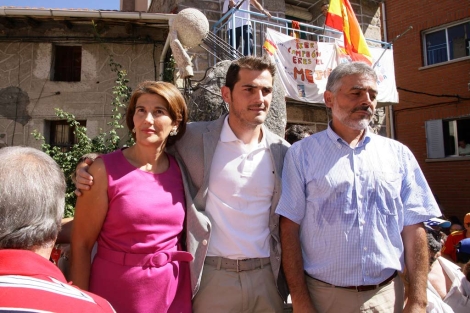 Iker Casillas, junto a sus padres y la estatua que le han dedicado. | Ricardo Muoz
