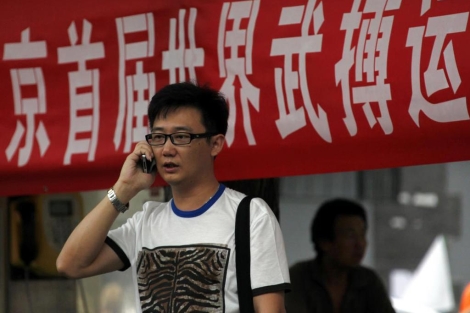 Un ciudadano habla por telfono en Beijing. | Reuters
