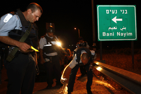 La policía israelí en la carretera donde se ha producido el ataque. | Reuters