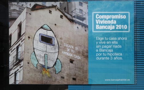 Cartel publicitario de una entidad bancaria en una calle de Madrid. | Elmundo.es