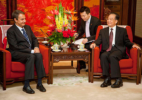 Zapatero, junto al primer ministro chino, Wen Jiabao. | Ap