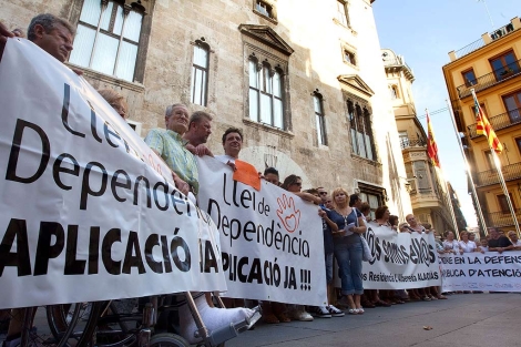 Decenas de manifestantes ante la sede del Consell. | B. Pajares