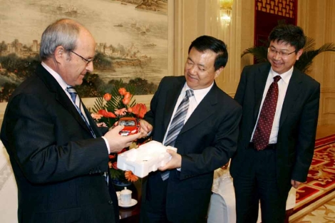 Montilla, junto al gobernador de Anhui y el director de Chery. | Efe | Generalitat