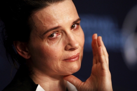 Juliette Binoche, emocionada, en la presentacin de 'Copia conforme' en Cannes. | Efe