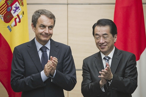 Zapatero y su homlogo japons, Naoto Kan, durante su encuentro. | Efe