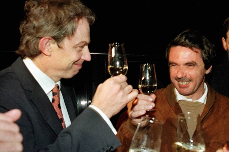 Blair y Aznar brindan con manzanilla durante unas vacaciones en Doana en 1998. | Efe
