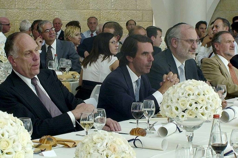 Aznar, en el centro, junto a otros participantes del Congreso Mundial Judo. | Efe