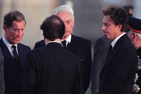Blair (d) y el Prncipe de Gales (d), en el funeral de Diana.