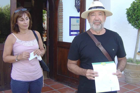 Un parado muestra su factura de hotel por un euro. | Madero Cubero